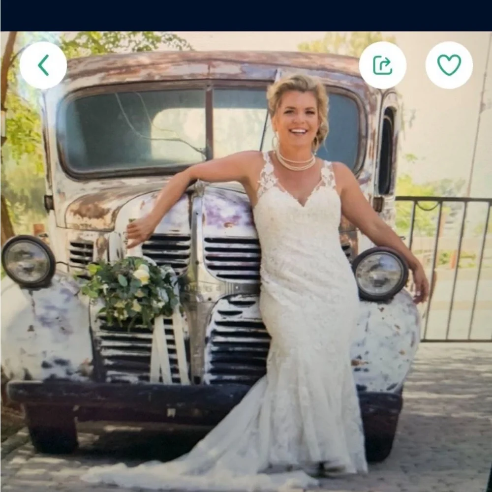 🛍️ Elegant White Lace Wedding Dress - Picture 1 of 6